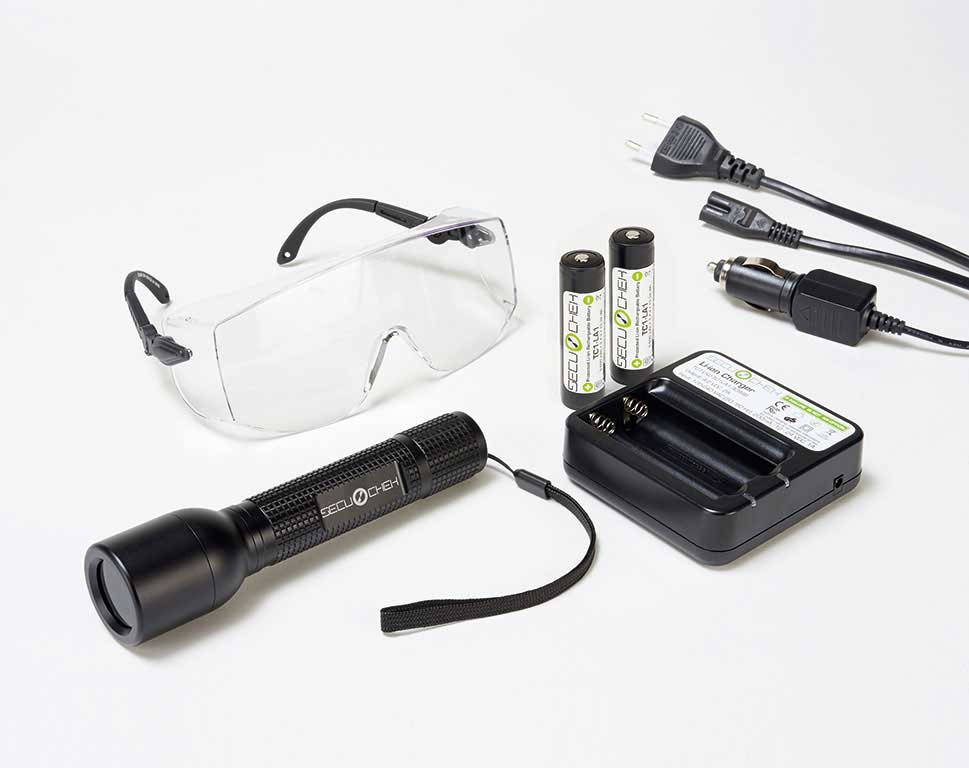 Leckagesuche-Set bestehend aus der TC1 Taschenlampe, UV-Schutzbrille, Akkupack, Ladegerät und Anschlusskabel.